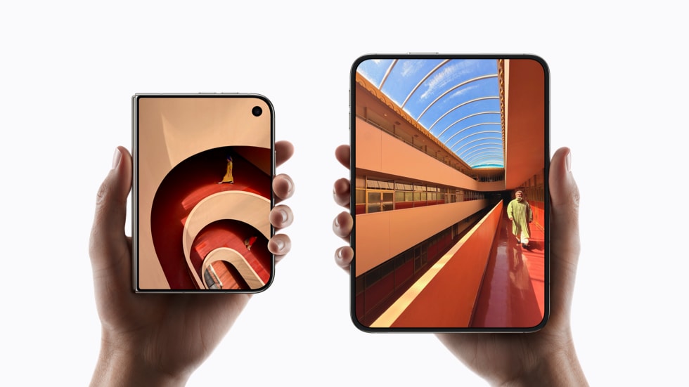 iPhone Duo aberto e fechado, demonstrado em mãos.